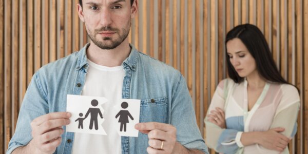 Ojciec odbiera dziecko matce